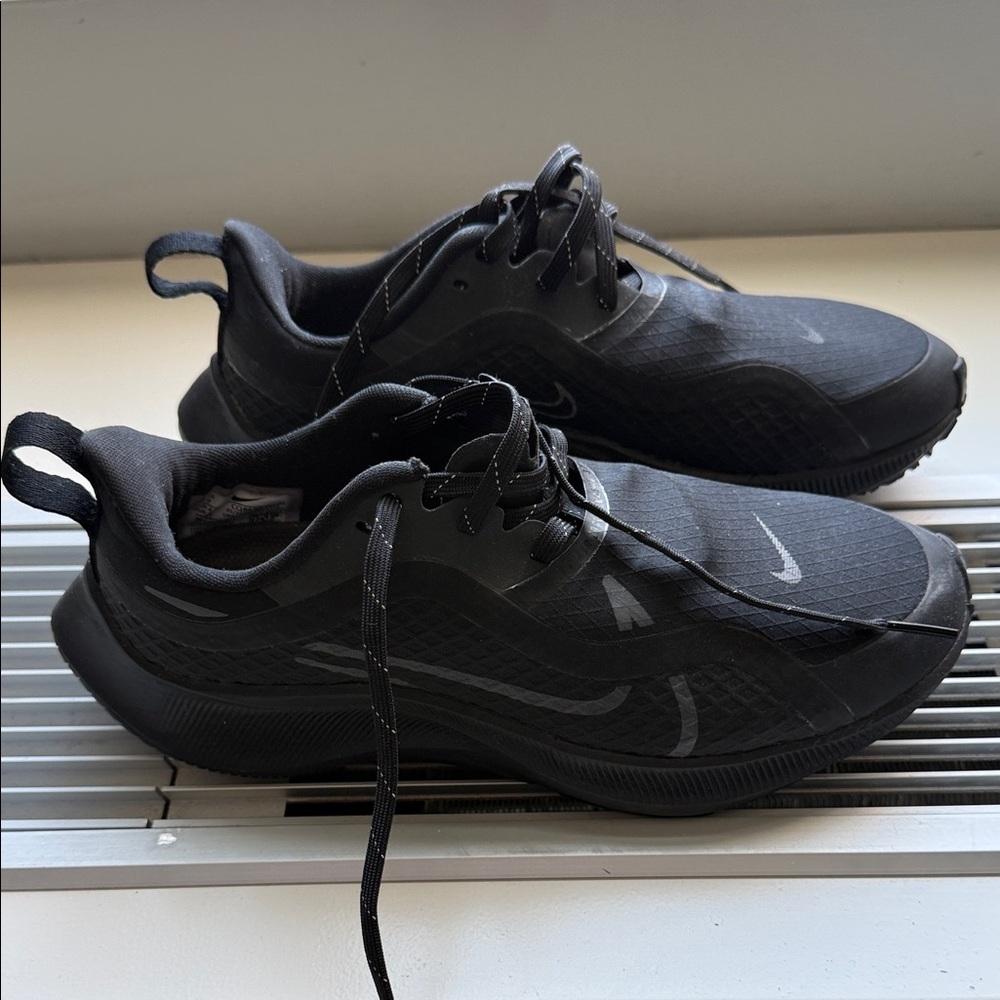 Nike Black Athletic Sneakers with Subtle Gray Accents